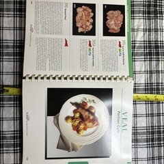 The Meat Buyers Guide Meat, Lamb, Veal, Pork and Poultry First Edition